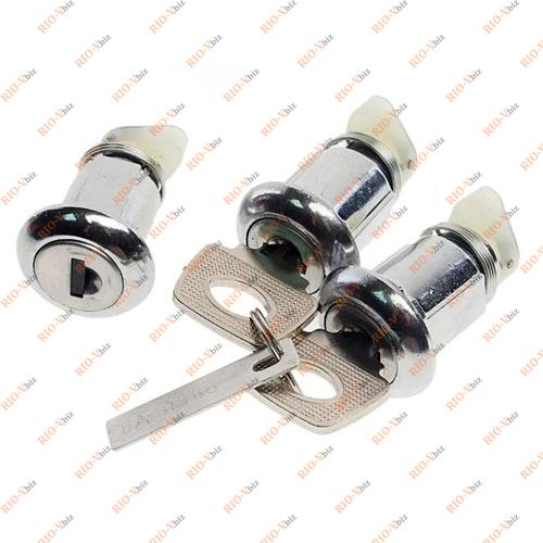 Фотография Замок багажника зібраний з 2170 личинками арокі